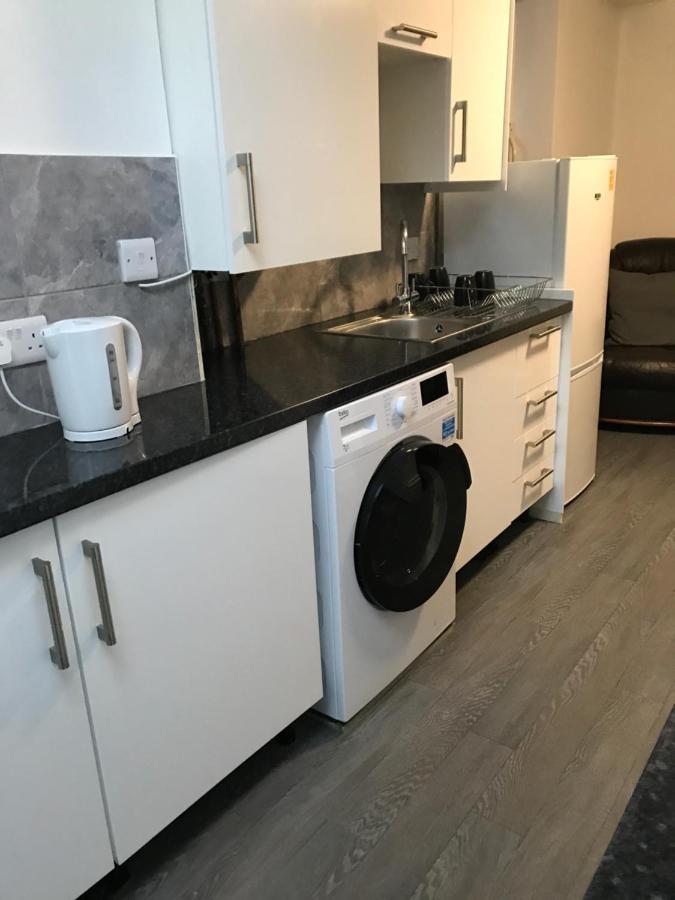2 Bedroom Apartment Плаймаут Экстерьер фото